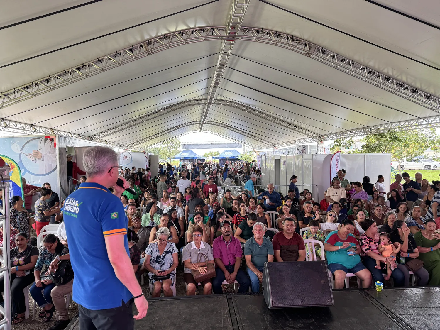 Centenas de pessoas em um mutirão de saúde do gabinete