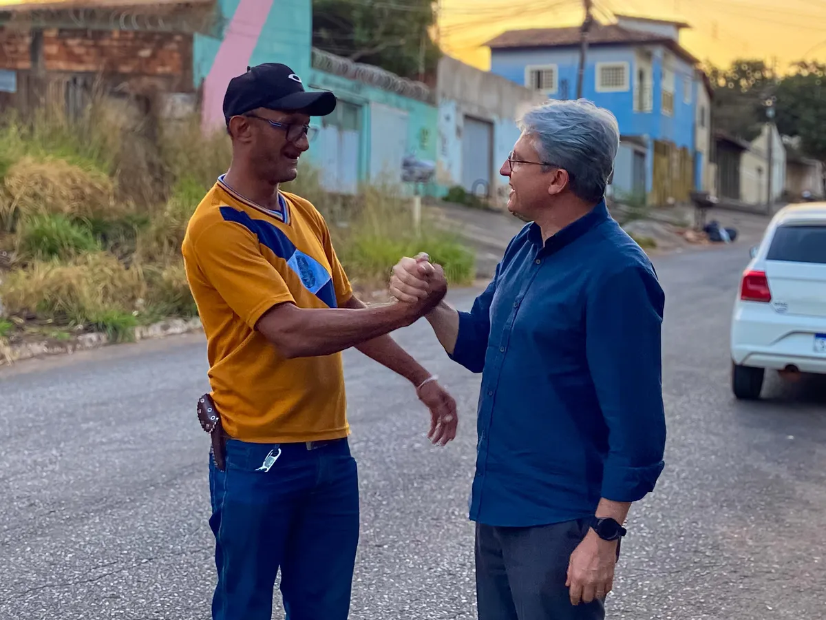 Aperto de mão em um bairro de Goiânia
